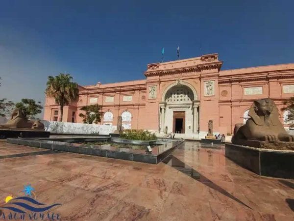 une-excursion-au-musée-égyptien-le-prix-de-voyage-d'hurghada-au-Caire-en avion-avec-un-guide-francophone